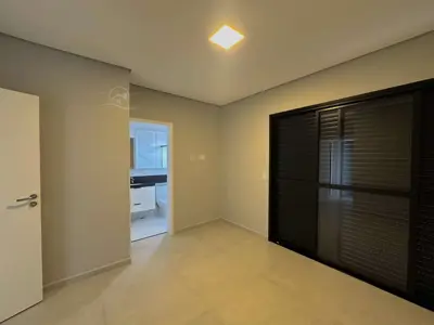 Casa - Sobrado Novo com 3 quartos (sendo 1 suite(s)) a 600,00 metros praia.