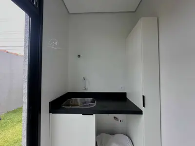 Casa - Sobrado Novo com 3 quartos (sendo 1 suite(s)) a 600,00 metros praia.