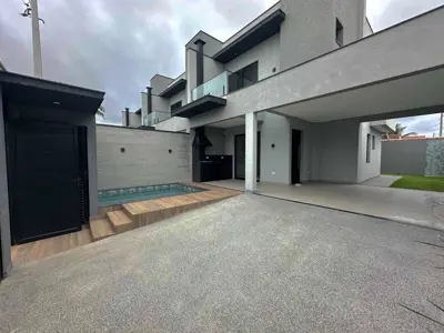 Casa - Sobrado Novo com 3 quartos (sendo 1 suite(s)) a 600,00 metros praia.
