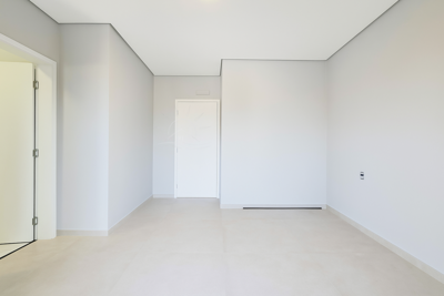 Casa - Sobrado Novo com 3 quartos (sendo 1 suite(s)) a 650,00 metros praia.