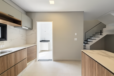 Casa - Sobrado Novo com 3 quartos (sendo 1 suite(s)) a 650,00 metros praia.