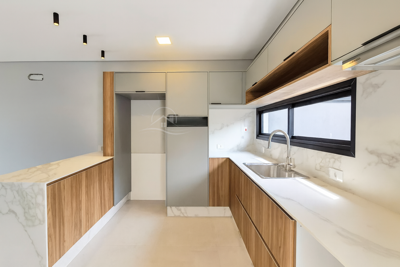 Casa - Sobrado Novo com 3 quartos (sendo 1 suite(s)) a 650,00 metros praia.