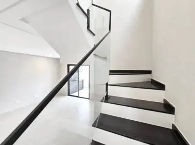 Casa - Sobrado Novo com 3 quartos (sendo 1 suite(s)) a 650,00 metros praia.