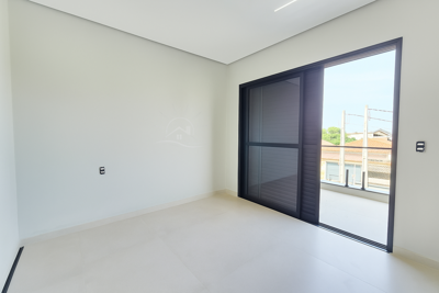 Casa - Sobrado Novo com 3 quartos (sendo 1 suite(s)) a 650,00 metros praia.