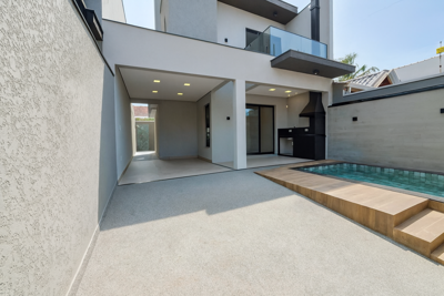 Casa - Sobrado Novo com 3 quartos (sendo 1 suite(s)) a 650,00 metros praia.