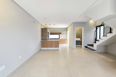 Casa - Sobrado Novo com 3 quartos (sendo 1 suite(s)) a 650,00 metros praia.