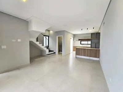 Casa - Sobrado Novo com 3 quartos (sendo 1 suite(s)) a 650,00 metros praia.