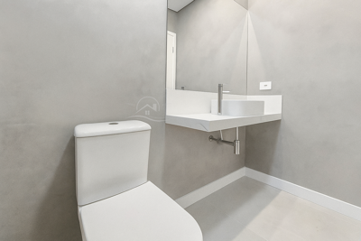 Casa - Sobrado Novo com 3 quartos (sendo 1 suite(s)) a 650,00 metros praia.