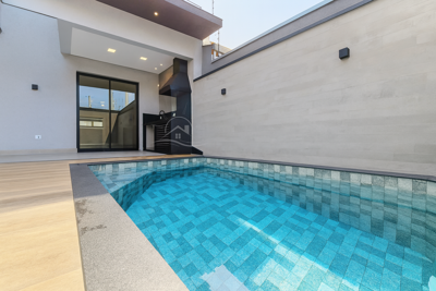 Casa - Sobrado Novo com 3 quartos (sendo 1 suite(s)) a 650,00 metros praia.