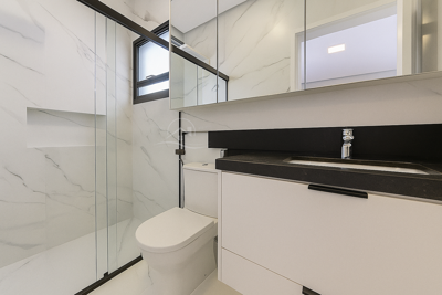 Casa - Sobrado Novo com 3 quartos (sendo 1 suite(s)) a 650,00 metros praia.