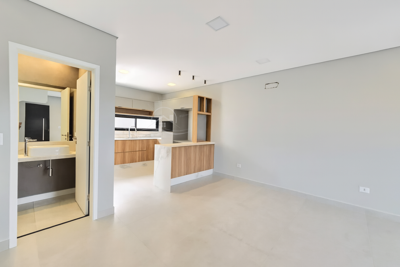 Casa - Sobrado Novo com 3 quartos (sendo 1 suite(s)) a 650,00 metros praia.