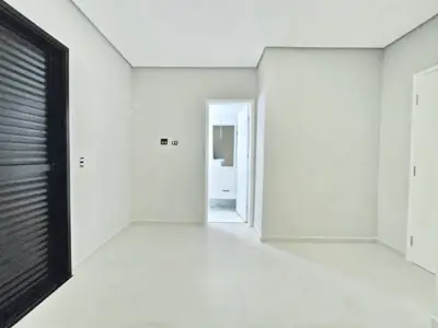 Casa - Sobrado Novo com 3 quartos (sendo 1 suite(s)) a 650,00 metros praia.