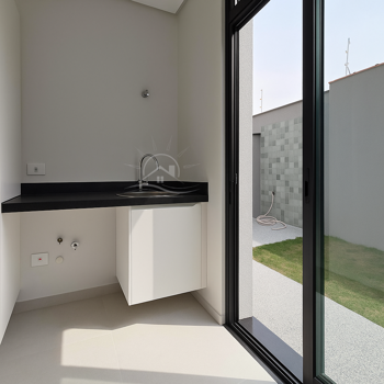 Casa - Sobrado Novo com 3 quartos (sendo 1 suite(s)) a 650,00 metros praia.