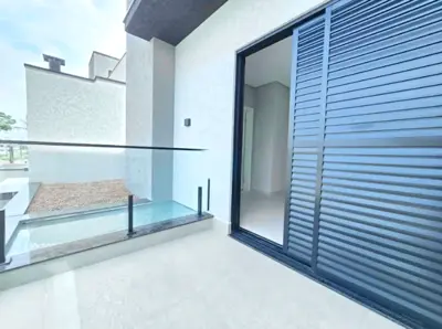 Casa - Sobrado Novo com 3 quartos (sendo 1 suite(s)) a 650,00 metros praia.