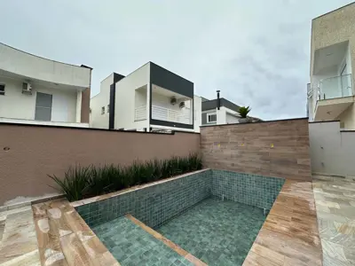 Casa - Sobrado Novo com 3 quartos (sendo 3 suite(s)) a 1300,00 metros praia.