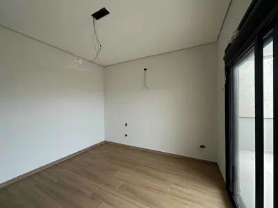 Casa - Sobrado Novo com 3 quartos (sendo 3 suite(s)) a 1300,00 metros praia.