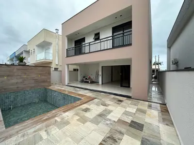 Casa - Sobrado Novo com 3 quartos (sendo 3 suite(s)) a 1300,00 metros praia.