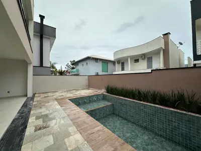 Casa - Sobrado Novo com 3 quartos (sendo 3 suite(s)) a 1300,00 metros praia.