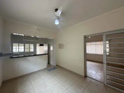 Casa - Sobrado com 3 quartos (sendo 1 suite(s)) a 100,00 metros praia.