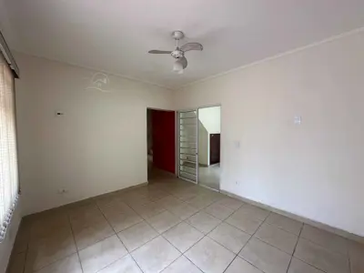 Casa - Sobrado com 3 quartos (sendo 1 suite(s)) a 100,00 metros praia.