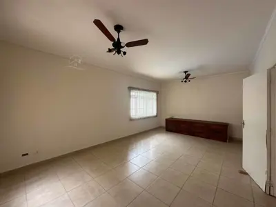 Casa - Sobrado com 3 quartos (sendo 1 suite(s)) a 100,00 metros praia.