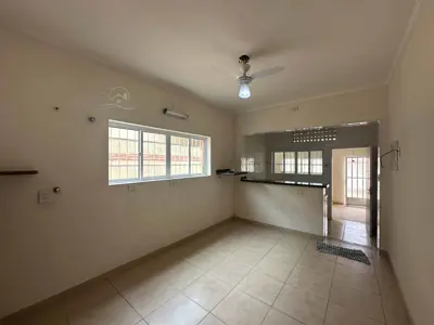 Casa - Sobrado com 3 quartos (sendo 1 suite(s)) a 100,00 metros praia.