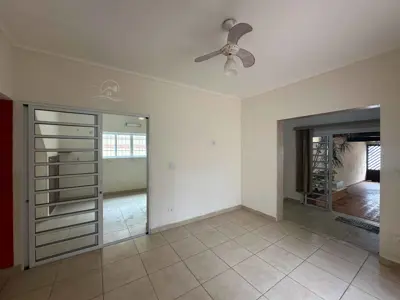 Casa - Sobrado com 3 quartos (sendo 1 suite(s)) a 100,00 metros praia.