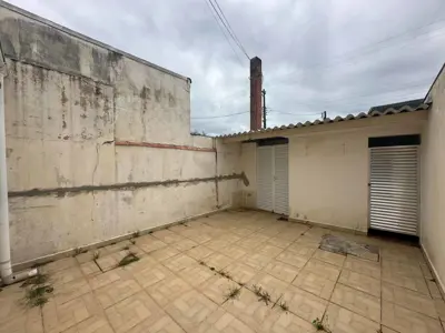 Casa - Sobrado com 3 quartos (sendo 1 suite(s)) a 100,00 metros praia.
