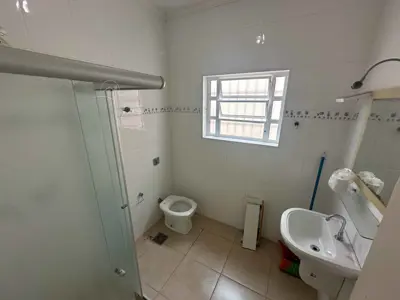 Casa - Sobrado com 3 quartos (sendo 1 suite(s)) a 100,00 metros praia.