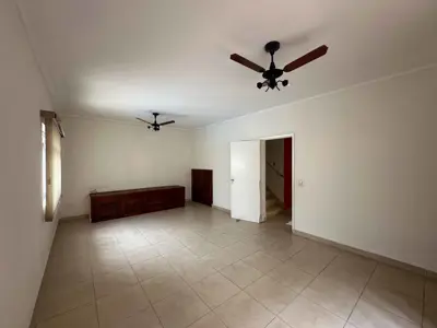 Casa - Sobrado com 3 quartos (sendo 1 suite(s)) a 100,00 metros praia.