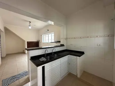 Casa - Sobrado com 3 quartos (sendo 1 suite(s)) a 100,00 metros praia.