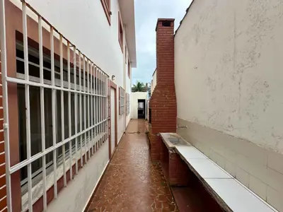 Casa - Sobrado com 3 quartos (sendo 1 suite(s)) a 100,00 metros praia.