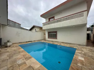 Casa - Sobrado com 3 quartos (sendo 1 suite(s)) a 100,00 metros praia.