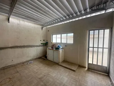 Casa - Sobrado com 3 quartos (sendo 1 suite(s)) a 100,00 metros praia.