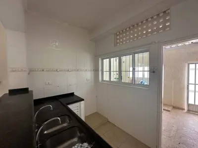 Casa - Sobrado com 3 quartos (sendo 1 suite(s)) a 100,00 metros praia.