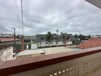 Casa - Sobrado com 3 quartos (sendo 1 suite(s)) a 100,00 metros praia.