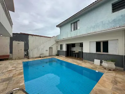 Casa - Sobrado com 3 quartos (sendo 1 suite(s)) a 100,00 metros praia.
