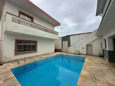 Casa - Sobrado com 3 quartos (sendo 1 suite(s)) a 100,00 metros praia.