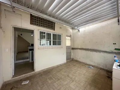 Casa - Sobrado com 3 quartos (sendo 1 suite(s)) a 100,00 metros praia.