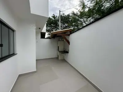 Casa - Térrea com 2 quartos (sendo 1 suite(s)) a 1200,00 metros praia.