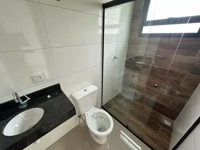 Casa - Térrea com 2 quartos (sendo 1 suite(s)) a 1200,00 metros praia.