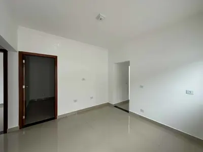 Casa - Térrea com 2 quartos (sendo 1 suite(s)) a 1200,00 metros praia.