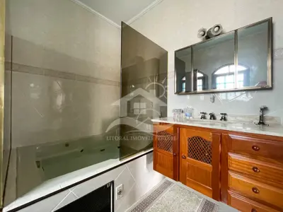 Casa - Sobrado com 2 quartos (sendo 1 suite(s)) a 600,00 metros praia.