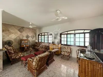 Casa - Sobrado com 2 quartos (sendo 1 suite(s)) a 600,00 metros praia.