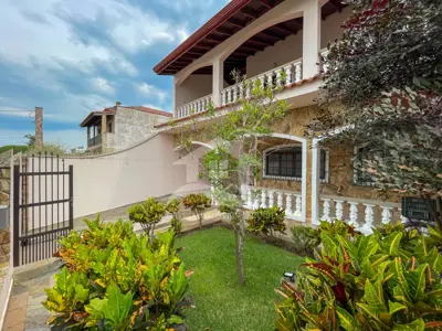 Casa - Sobrado com 2 quartos (sendo 1 suite(s)) a 600,00 metros praia.