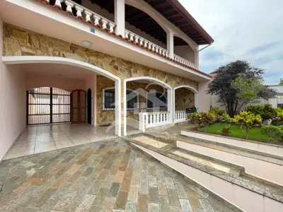 Casa - Sobrado com 2 quartos (sendo 1 suite(s)) a 600,00 metros praia.