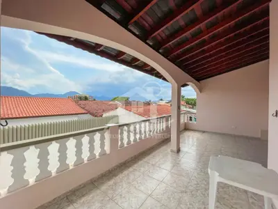 Casa - Sobrado com 2 quartos (sendo 1 suite(s)) a 600,00 metros praia.