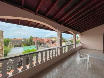 Casa - Sobrado com 2 quartos (sendo 1 suite(s)) a 600,00 metros praia.