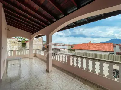 Casa - Sobrado com 2 quartos (sendo 1 suite(s)) a 600,00 metros praia.