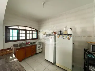 Casa - Sobrado com 2 quartos (sendo 1 suite(s)) a 600,00 metros praia.